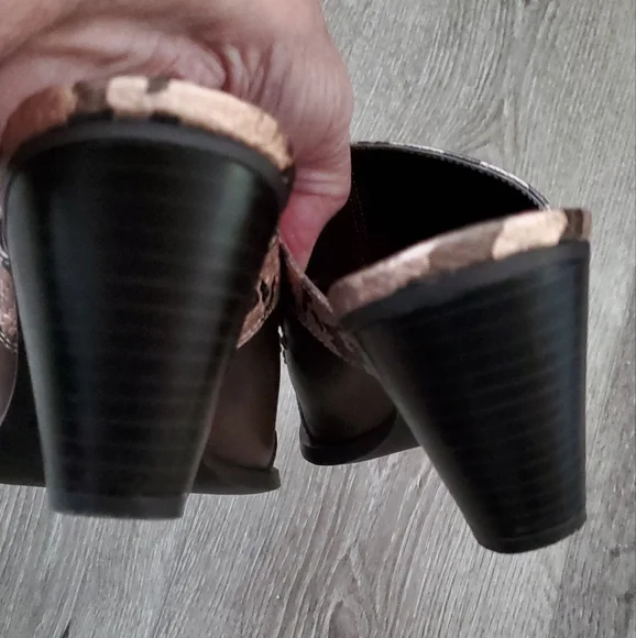 Rampage Women's Brown and Gold Western Mules - Picture 2 of 6